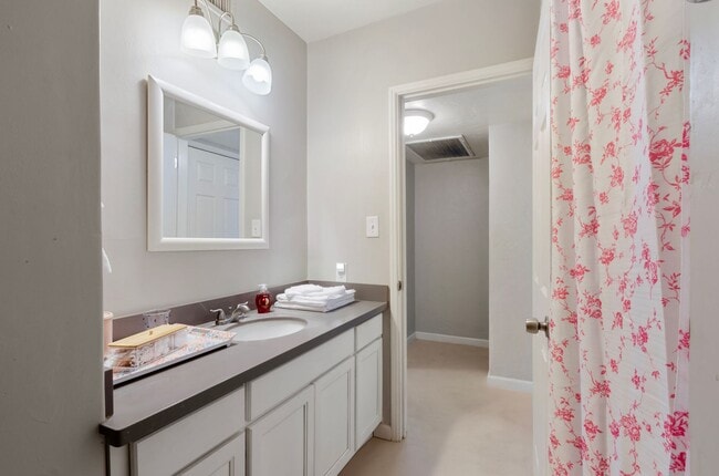 Building Photo - 2133 E Mabel St