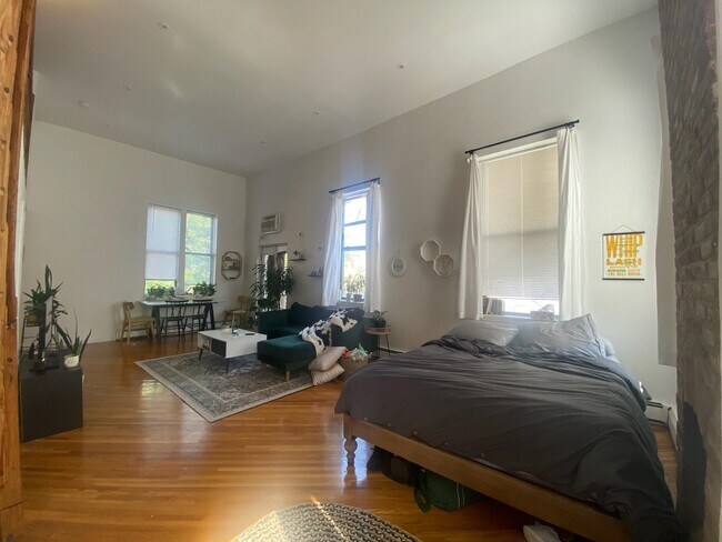 Building Photo - 174 Grand St