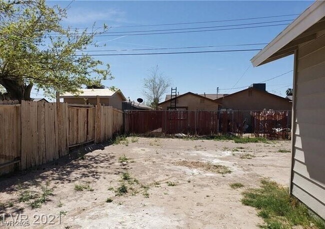 Building Photo - 3115 E Dillon Ave