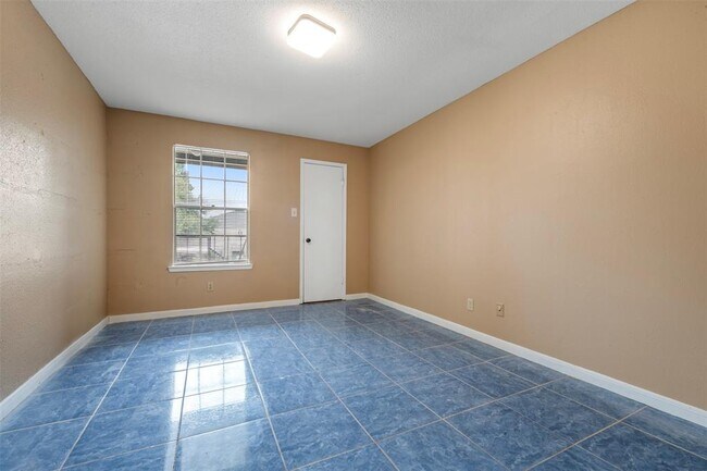 Building Photo - 9700 Leawood Blvd