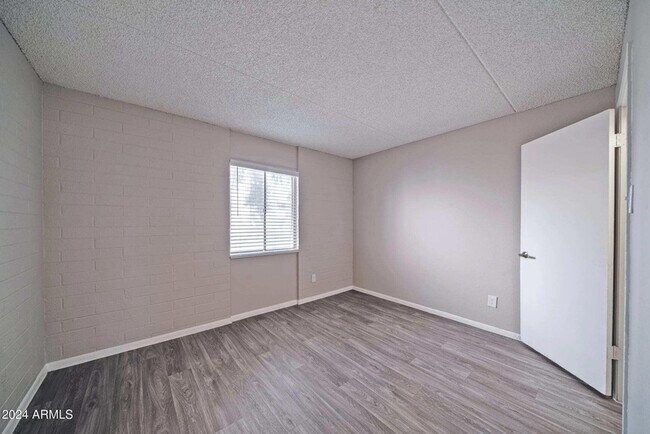 Building Photo - 615 S Hardy Dr