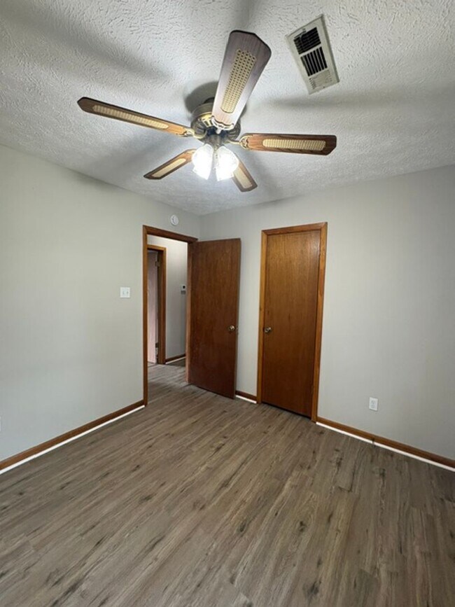 Building Photo - 40 Yarber St