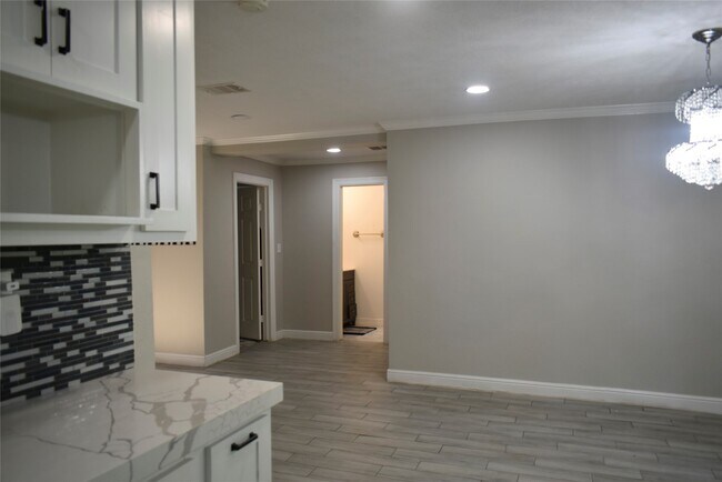 Building Photo - 5922 Lavender St
