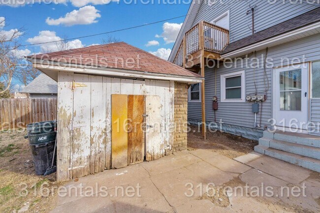 Building Photo - $750 - Studio / 1 bath - Beautiful newly renovated Multi-family home located in Delano