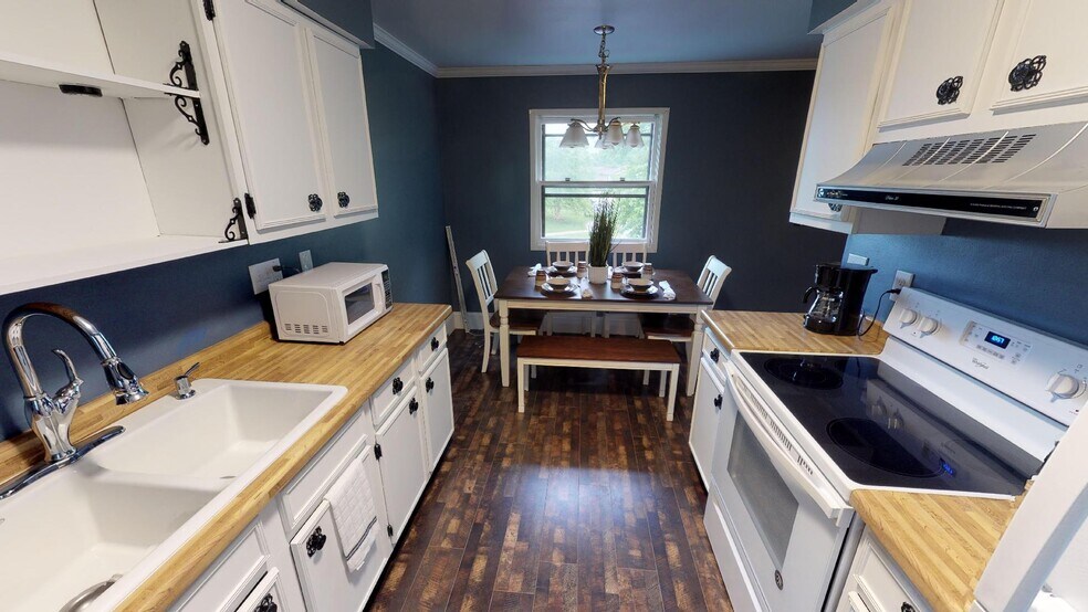 Building Photo - 2200 Brookview Ct