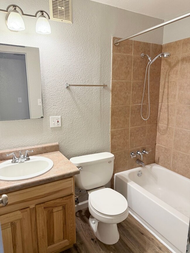 Building Photo - Beautiful 2 bed 1 bath apartment in the he...