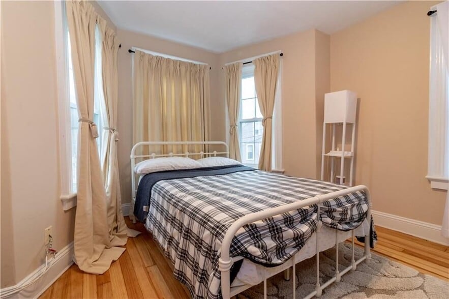 Building Photo - 21 School St