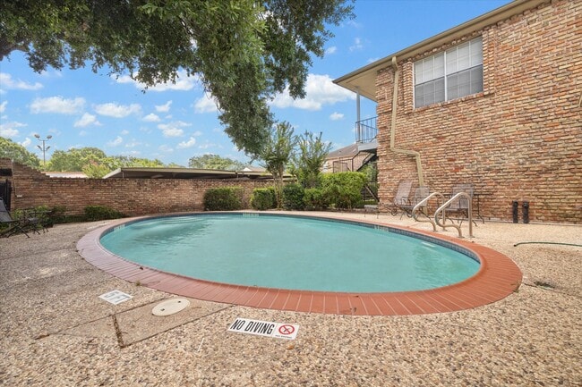 Building Photo - 6401 Skyline Dr