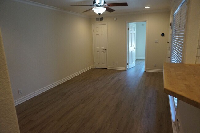 Building Photo - 2 Bedroom, 2 Bathroom Condo