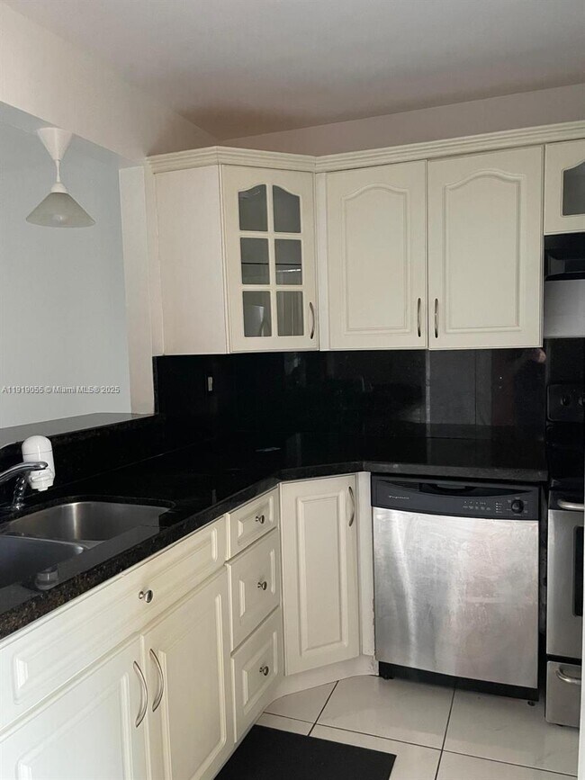 Building Photo - 3410 Foxcroft Rd