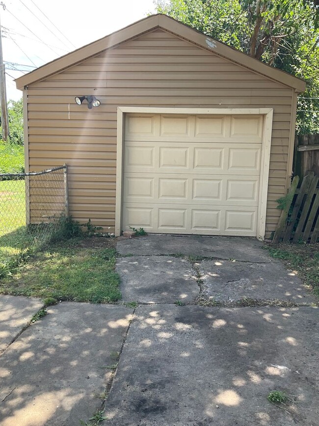 Building Photo - Move in ready 3 bedroom home