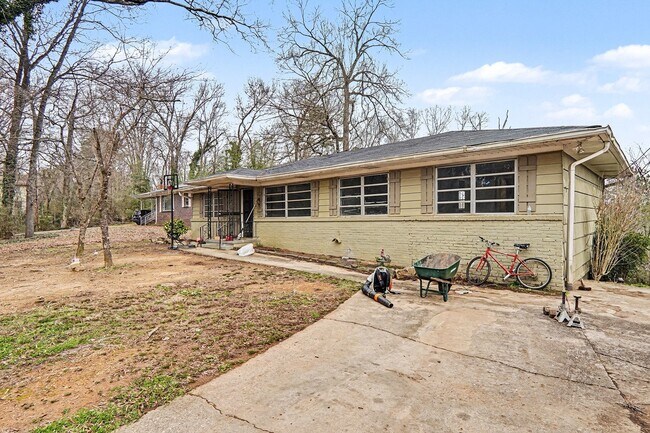 Building Photo - 1147 Oakley Dr