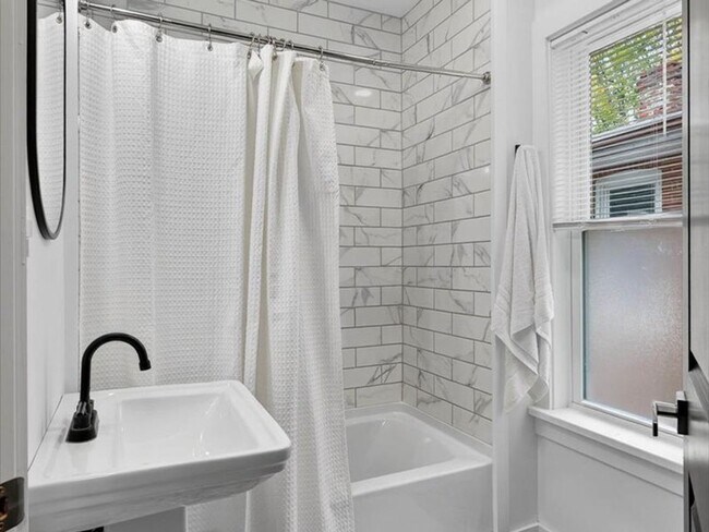 Building Photo - Gorgeous 4 Bedroom 2.5 Bathroom Available ...