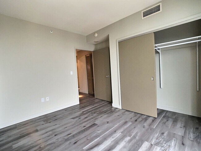 Building Photo - Fantastic 2 Bed/2Bath Penthouse with Panor...