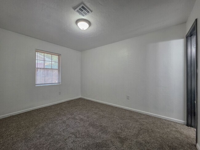 Building Photo - Charming 3-Bed, 2.5-Bath Home in Bethany w...