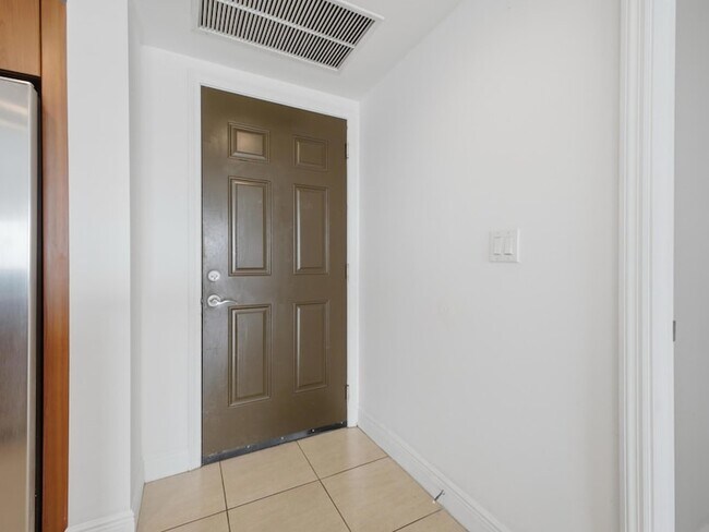 Building Photo - 610 Clematis St