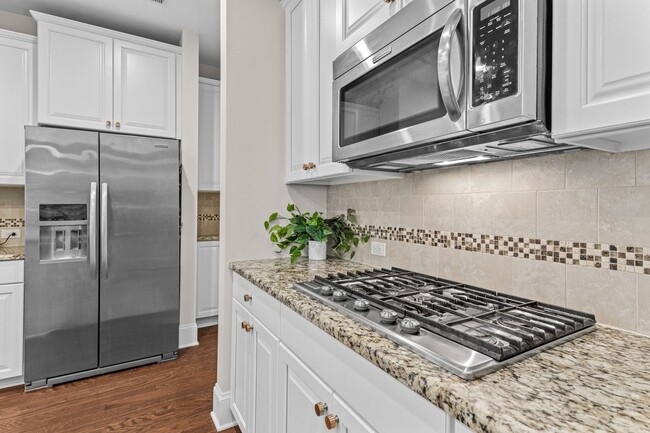 Building Photo - Gorgeous 3 Bedroom Townhome w/ Premium Fin...