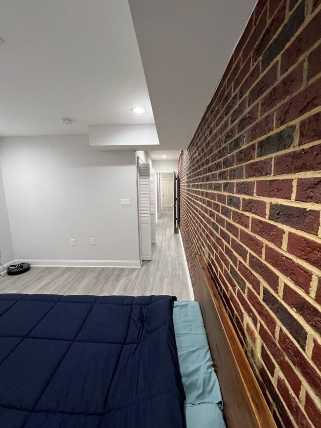 Building Photo - Newly Renovated Split Level Row Home in Tr...