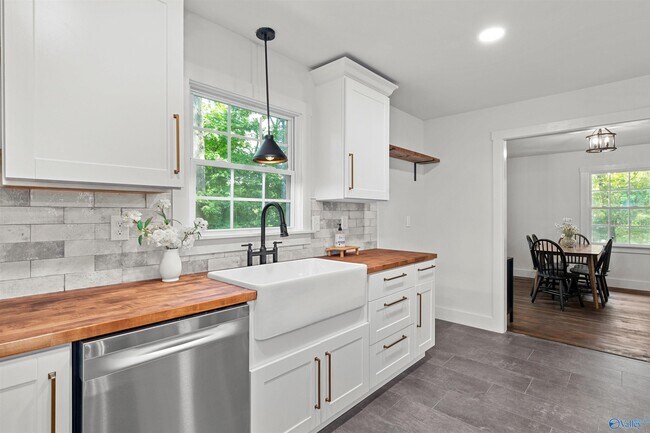Building Photo - 7916 Valley View Dr SE