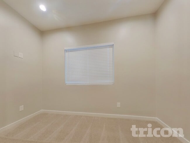 Building Photo - 109 E Mountain View Dr