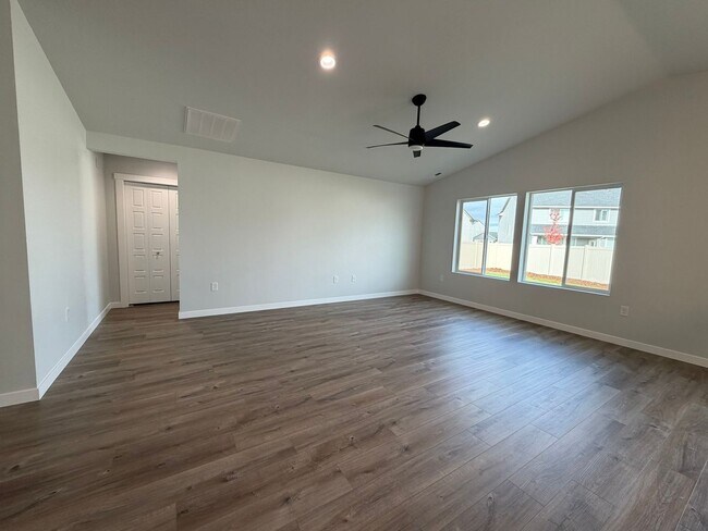 Building Photo - Move-In Special! Brand new 3 bed 2 bath ho...