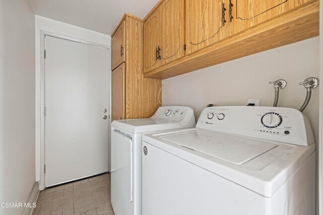 Building Photo - 865 E Hillcrest Dr