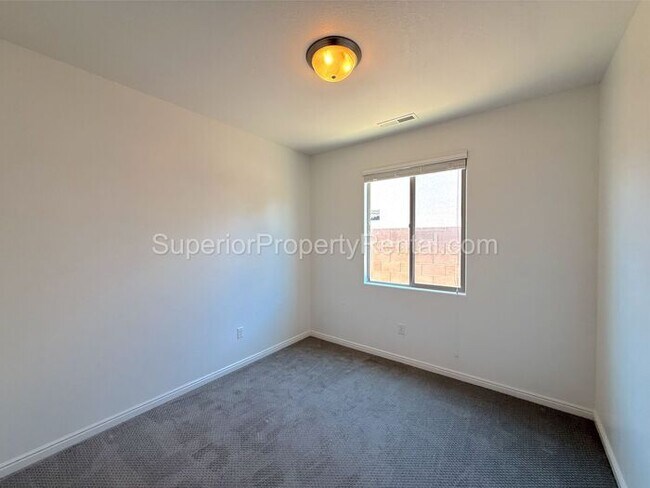 Building Photo - Darling 4 bed, 2 bath home w/2 car garage