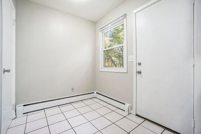 Building Photo - Newly Remodeled 2bed 1 bath duplex in West...