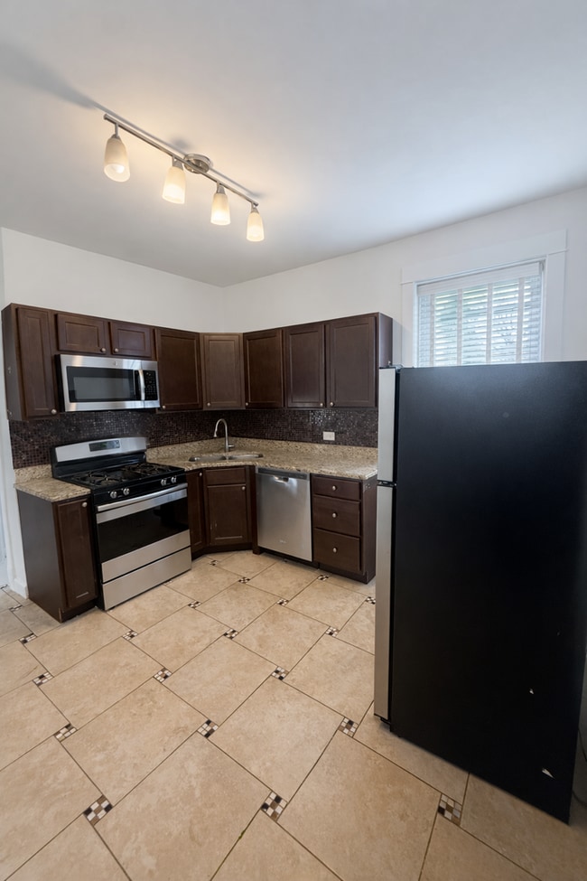 Building Photo - Renovated 2BD / 1BA with Modern Finishes - Albany Park