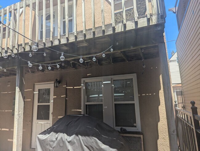 Building Photo - 2220 W Homer St