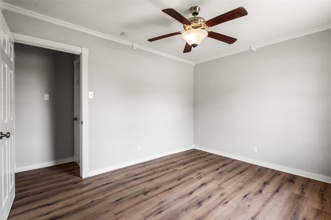 Building Photo - 810 S Western Hls Dr