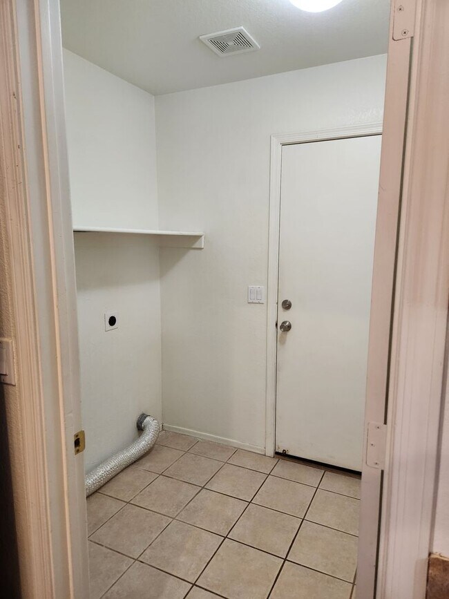 Building Photo - Beautiful 3 Bed/2 Bath with Pool!