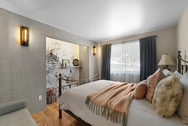 Building Photo - Beautiful 5 Bedroom 3 Bath Lake View Home with Two Car Garage