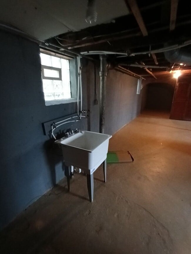 Building Photo - 4 bedroom 2 bath brick colonial NOW AVAILA...
