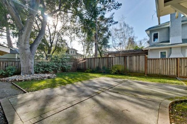 Building Photo - 2 Bed, 2 Bath Craftsman Style Home by Down...