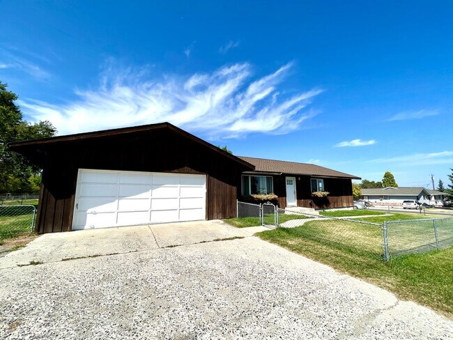 Building Photo - Pet Friendly 4 Bed 2 Bath Single Family Home, with Fenced Yard and Garage on Westside of Helena!