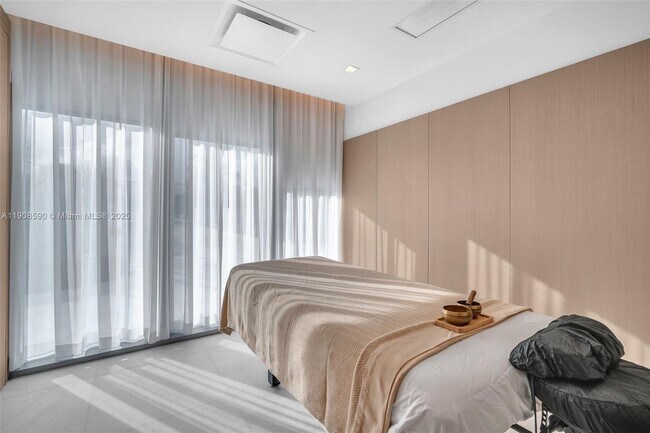 Building Photo - 700 NE 26th Terrace