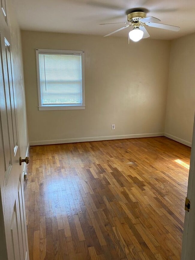 Building Photo - RENT SPECIAL! Large Brick home on UNCW bik...