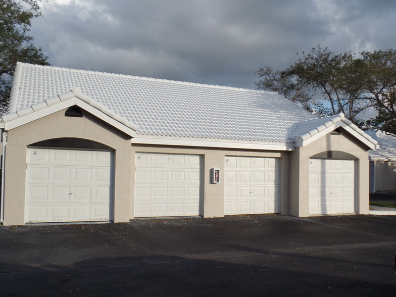 Building Photo - 2803 N Oakland Forest Dr