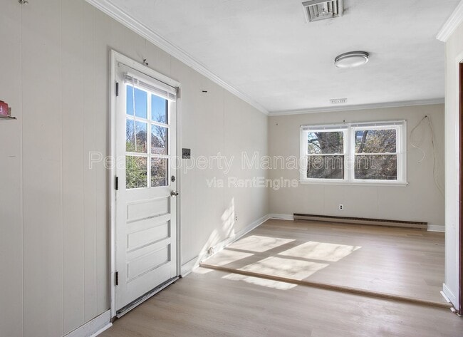 Building Photo - 11 N Fern Ave