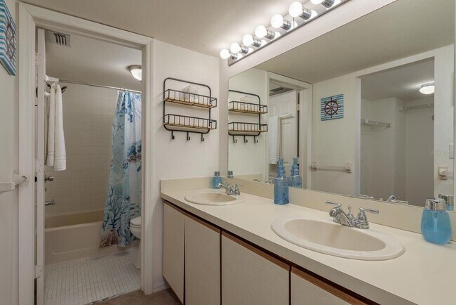 Building Photo - 5557 Sea Forest Dr