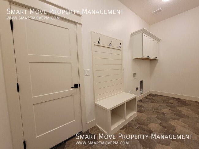 Building Photo - 2463 N Ashgrove Ln