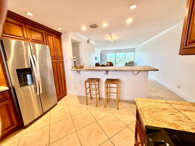 Building Photo - 1160 Hillsboro Mile