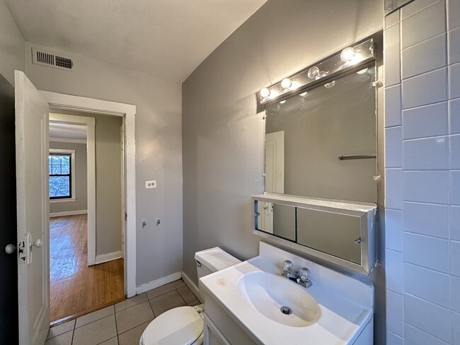 Building Photo - 3007 N Racine Ave