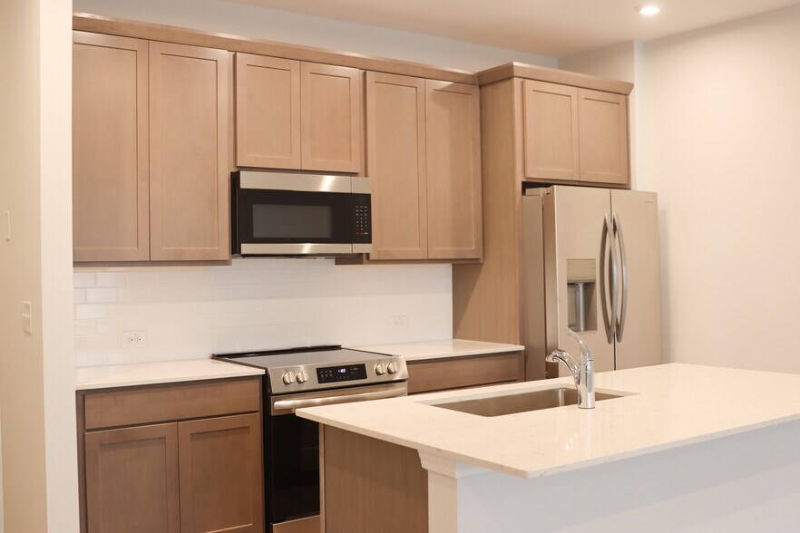 Building Photo - 479 Crown Dr