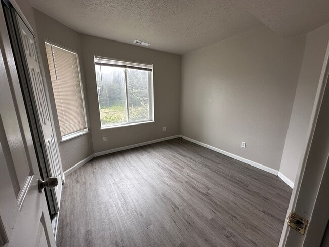 Building Photo - *COMING SOON* 3 Bedroom 3 Bath House