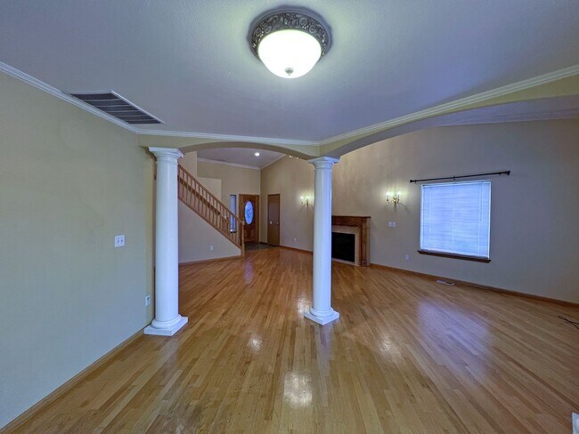 Building Photo - NE Tacoma - Large 3 bedroom 2.5 bathroom w...