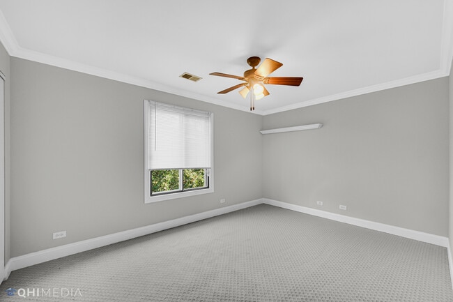 Building Photo - 920 Surrey Dr