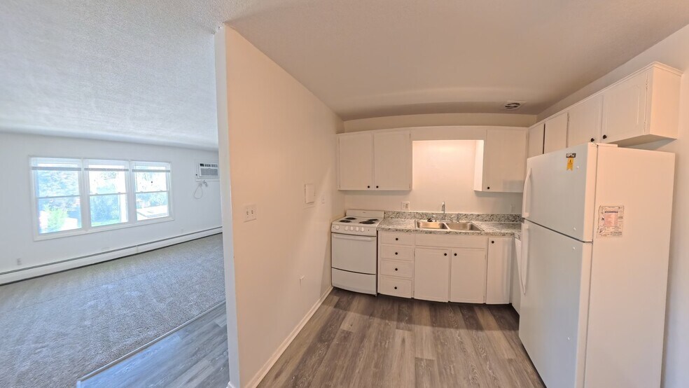 Building Photo - 401 SW Elm St
