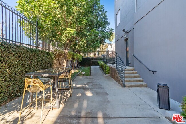 Building Photo - 825 E 4th St